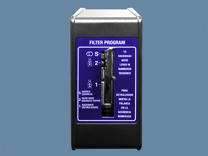 Manual backwashing filter valve